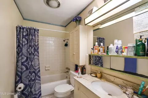 Bath - 5856 Medallion Dr, Jackson, MS 39211 photo 2 of 2