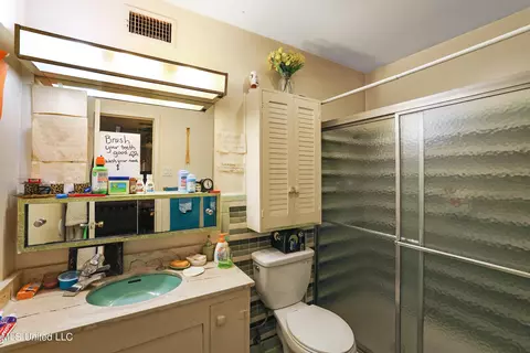 Bath - 5856 Medallion Dr, Jackson, MS 39211 photo 1 of 2