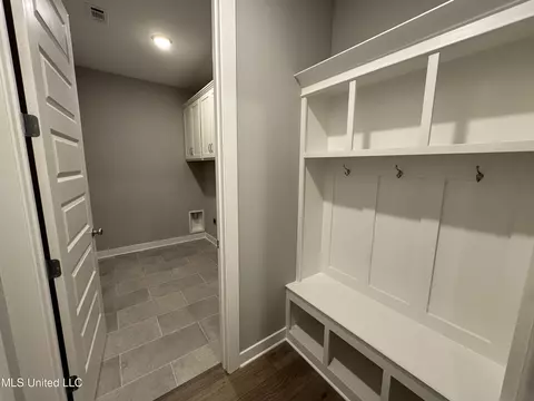 Entry Way - 9616 Silo Park Rd, Olive Branch, MS 38654 photo 1 of 2