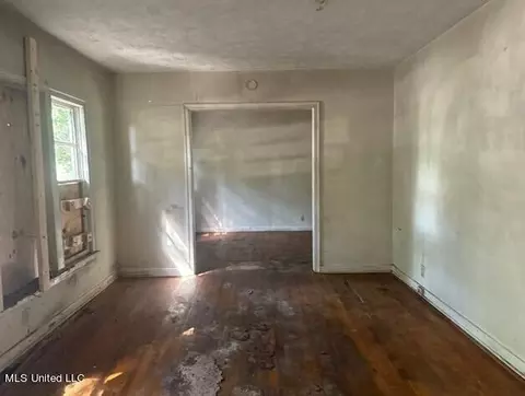 Living - 772 Broadmoor Dr, Jackson, MS 39206 photo 2 of 2