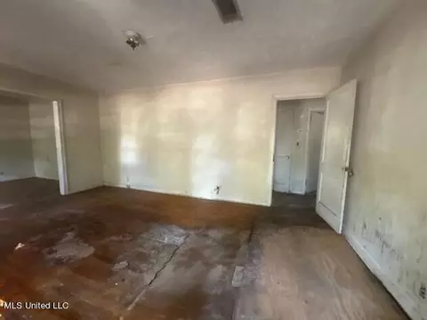 Living - 772 Broadmoor Dr, Jackson, MS 39206 photo 1 of 2