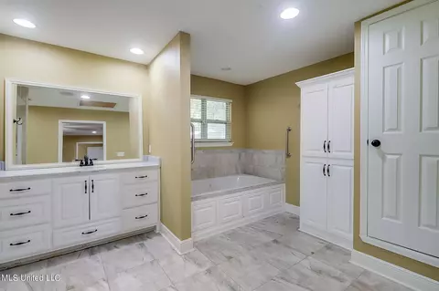 Bath - 4008 Sentinel Dr, Escatawpa, MS 39552 photo 3 of 5