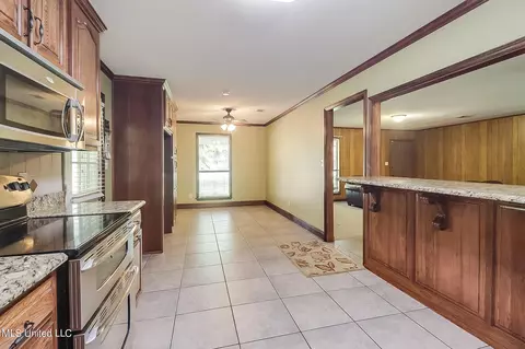 Kitchen - 4008 Sentinel Dr, Escatawpa, MS 39552 photo 4 of 4