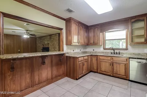 Kitchen - 4008 Sentinel Dr, Escatawpa, MS 39552 photo 3 of 4