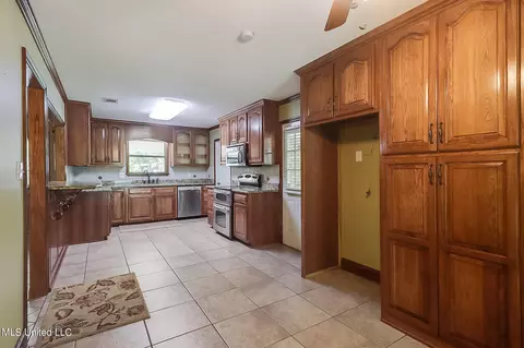Kitchen - 4008 Sentinel Dr, Escatawpa, MS 39552 photo 1 of 4