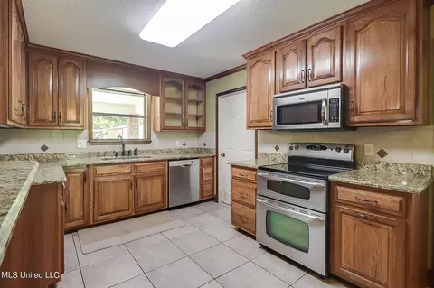 Kitchen - 4008 Sentinel Dr, Escatawpa, MS 39552 photo 2 of 4