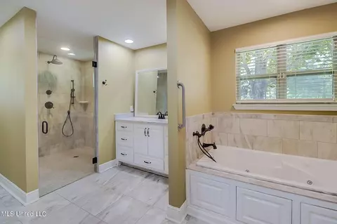 Bath - 4008 Sentinel Dr, Escatawpa, MS 39552 photo 4 of 5