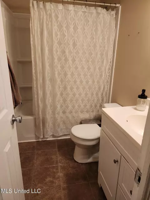 Bath - 7733 Carter Rd, Moss Point, MS 39562 photo 1 of 2
