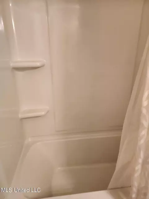 Bath - 7733 Carter Rd, Moss Point, MS 39562 photo 2 of 2