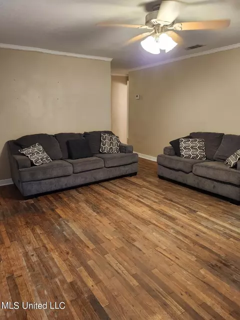 Living - 7733 Carter Rd, Moss Point, MS 39562 photo 2 of 2