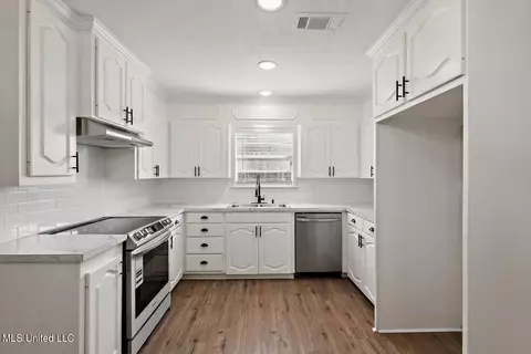 Kitchen - 5912 Whitestone Rd, Jackson, MS 39206 photo 2 of 2