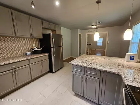Kitchen - 3035 Spruce Cv, Hernando, MS 38632 photo 4 of 4
