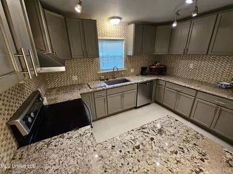 Kitchen - 3035 Spruce Cv, Hernando, MS 38632 photo 3 of 4