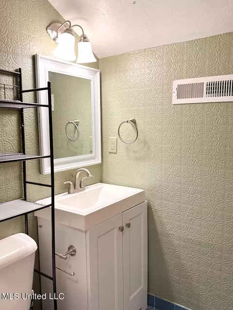 Bath - 8953 S Thunderbird Dr, Hernando, MS 38632 photo 2 of 2
