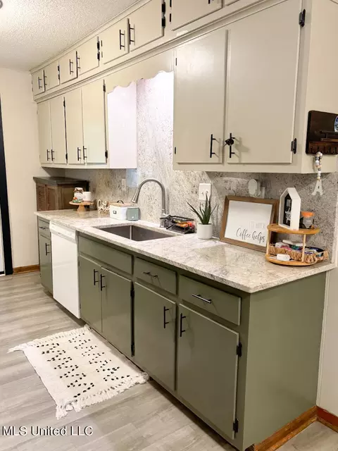 Kitchen - 8953 S Thunderbird Dr, Hernando, MS 38632 photo 2 of 3