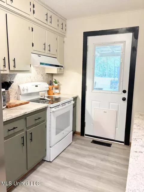 Kitchen - 8953 S Thunderbird Dr, Hernando, MS 38632 photo 3 of 3