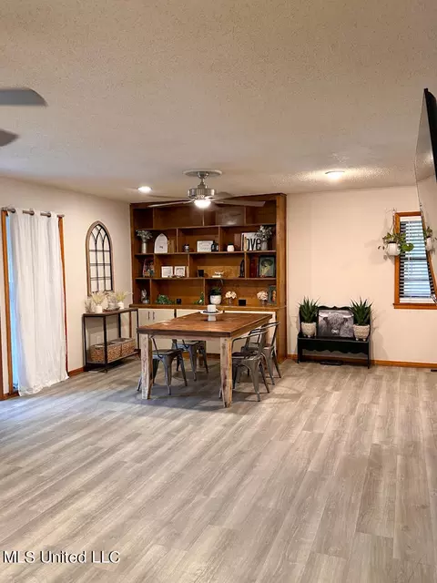 Dining - 8953 S Thunderbird Dr, Hernando, MS 38632 photo 1 of 1