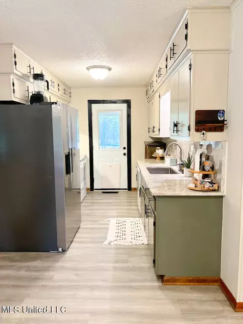 Kitchen - 8953 S Thunderbird Dr, Hernando, MS 38632 photo 1 of 3