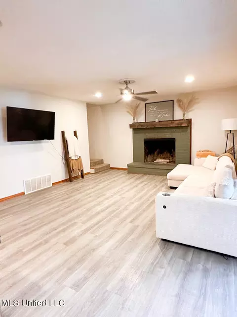 Living - 8953 S Thunderbird Dr, Hernando, MS 38632 photo 1 of 1