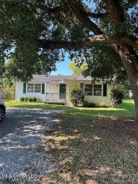 416 Demontluzin Ave, Bay Saint Louis, MS 39520