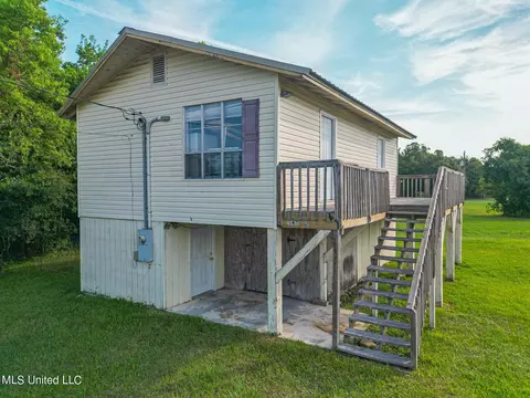 316 Saint Joseph St, Waveland, MS 39576