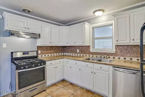 Kitchen - 5157 Parkway Dr, Jackson, MS 39211 photo 4 of 4