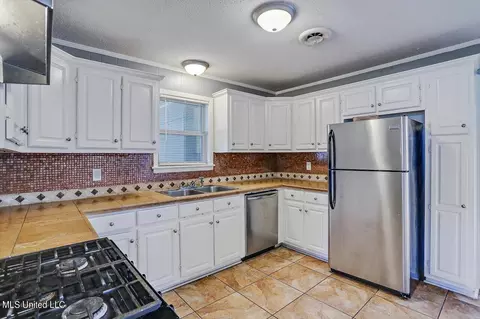Kitchen - 5157 Parkway Dr, Jackson, MS 39211 photo 1 of 4