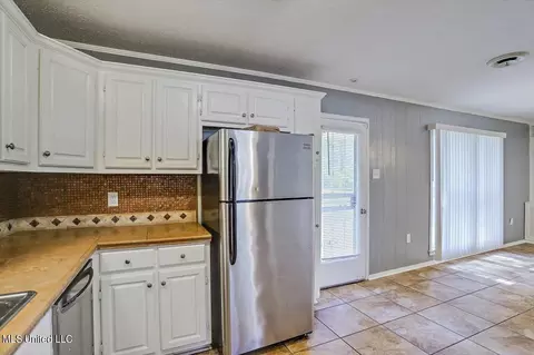 Kitchen - 5157 Parkway Dr, Jackson, MS 39211 photo 3 of 4