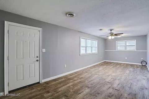 Living - 5157 Parkway Dr, Jackson, MS 39211 photo 4 of 4