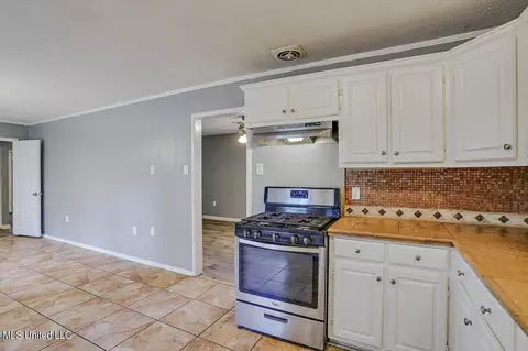 Kitchen - 5157 Parkway Dr, Jackson, MS 39211 photo 2 of 4