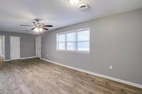Living - 5157 Parkway Dr, Jackson, MS 39211 photo 1 of 4