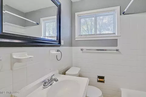 Bath - 5157 Parkway Dr, Jackson, MS 39211 photo 2 of 2