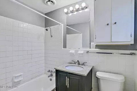 Bath - 5157 Parkway Dr, Jackson, MS 39211 photo 1 of 2