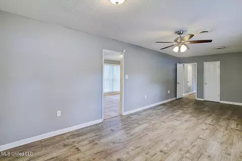 Living - 5157 Parkway Dr, Jackson, MS 39211 photo 2 of 4