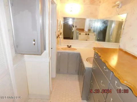 Bath - 4971 Church Rd, Nesbit, MS 38651 photo 1 of 2