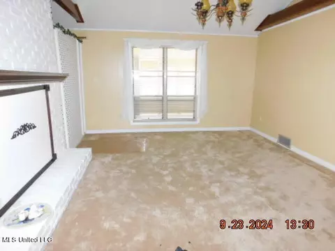 Living - 4971 Church Rd, Nesbit, MS 38651 photo 3 of 3
