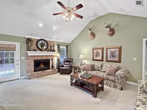 Living - 192 Mccarty Rd, Byram, MS 39272 photo 2 of 3