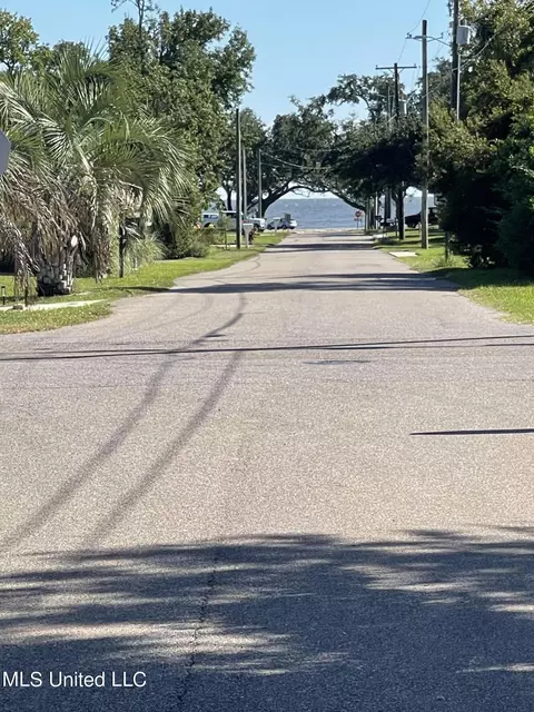 127 Oak Gardens Ave, Long Beach, MS 39560
