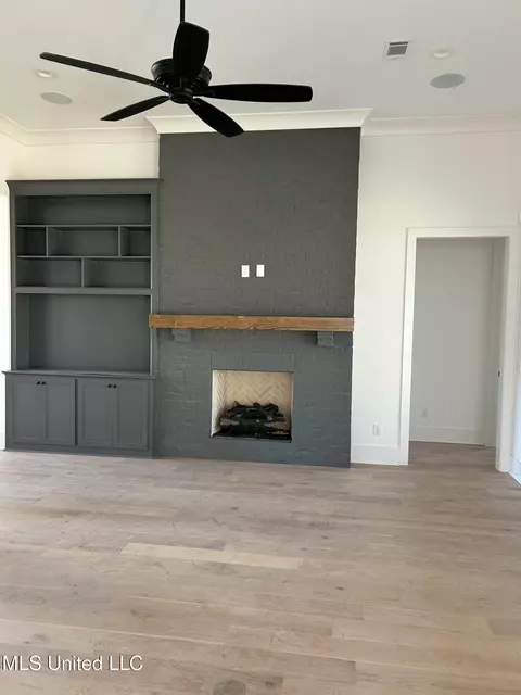 Living - 304 Lois Ct, Madison, MS 39110 photo 2 of 2