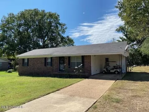 121 Garden View Drive Dr, Senatobia, MS 38668