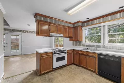 Kitchen - 372 Mockingbird Lane Ln, Madison, MS 39110 photo 2 of 2