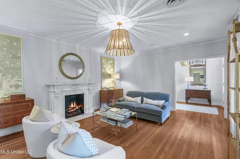Living - 4036 Oakridge Dr, Jackson, MS 39216 photo 3 of 8