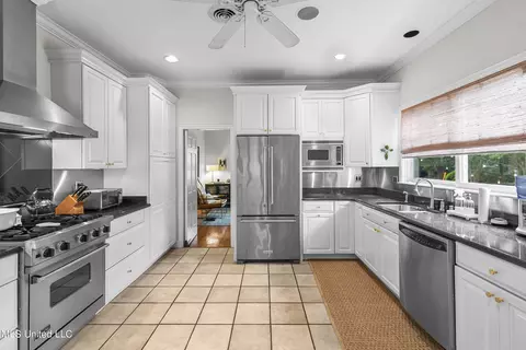 Kitchen - 4036 Oakridge Dr, Jackson, MS 39216 photo 4 of 6