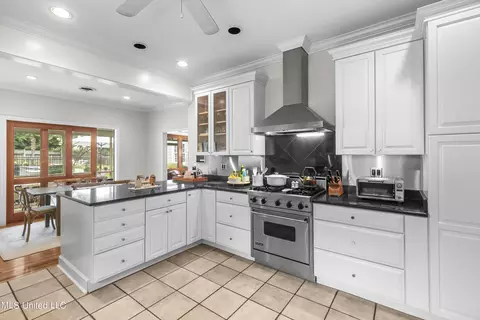 Kitchen - 4036 Oakridge Dr, Jackson, MS 39216 photo 2 of 6