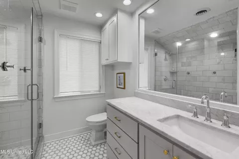 Bath - 4036 Oakridge Dr, Jackson, MS 39216 photo 2 of 5