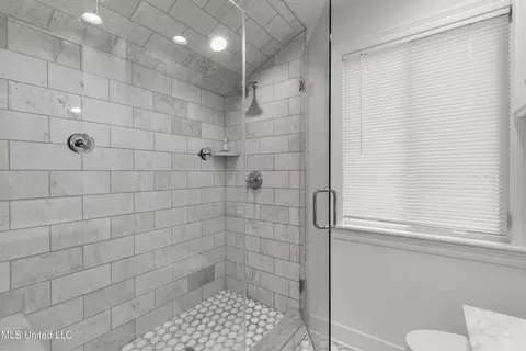 Bath - 4036 Oakridge Dr, Jackson, MS 39216 photo 3 of 5