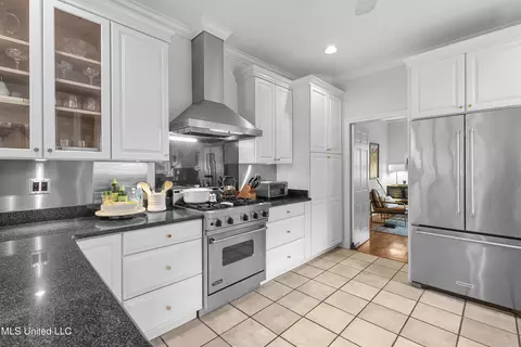 Kitchen - 4036 Oakridge Dr, Jackson, MS 39216 photo 3 of 6