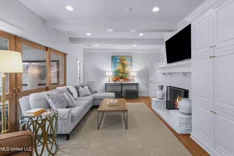 Living - 4036 Oakridge Dr, Jackson, MS 39216 photo 6 of 8
