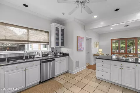 Kitchen - 4036 Oakridge Dr, Jackson, MS 39216 photo 1 of 6