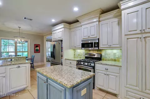 Kitchen - 824 Aberdeen Cv, Madison, MS 39110 photo 2 of 4